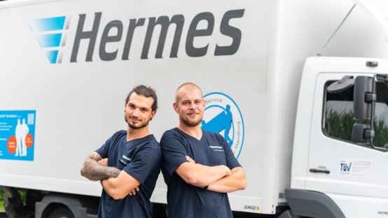 Hermes Lieferwagen mit zwei Lieferanten davor